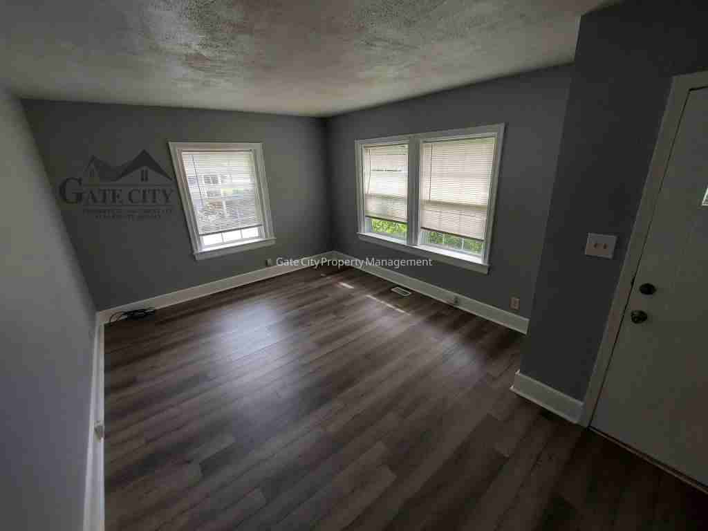503 Arlington St - Photo 4 of 10