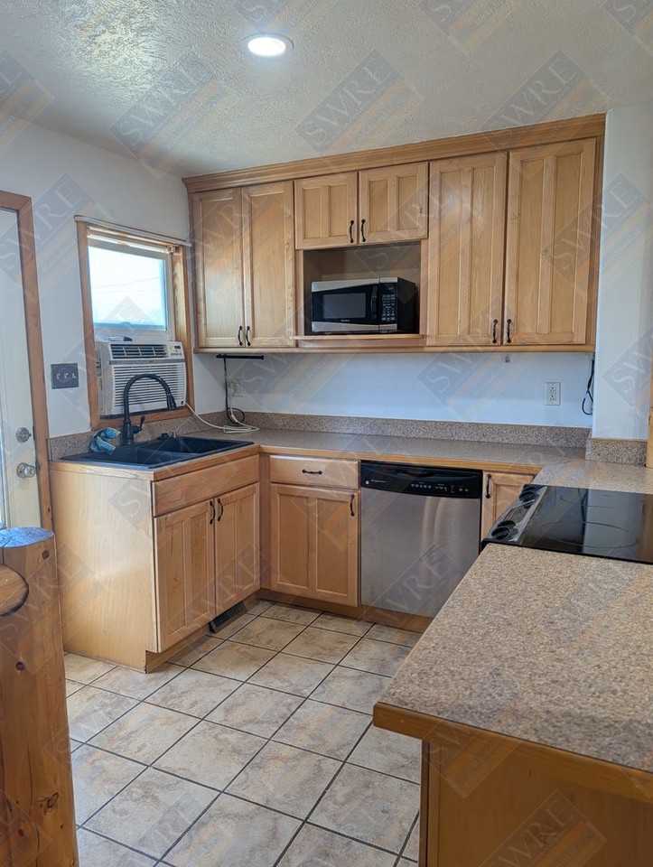 1036 Mckinley Ave - Photo 4 of 16
