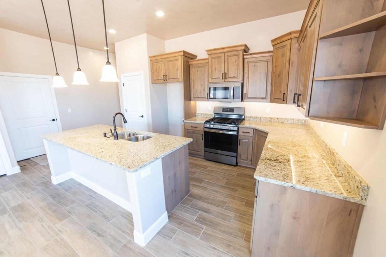 3090 W 550 N - Photo 2 of 17