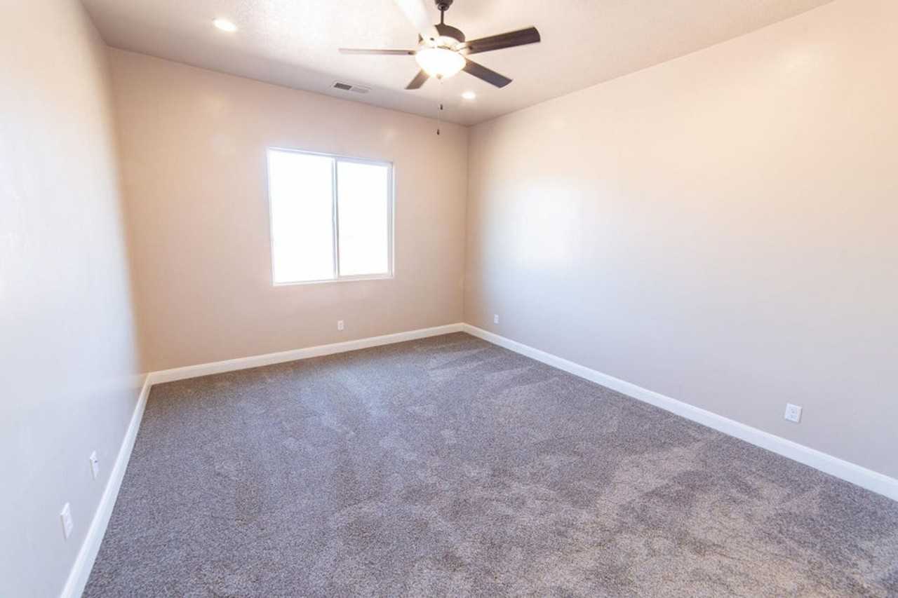 3090 W 550 N - Photo 3 of 17