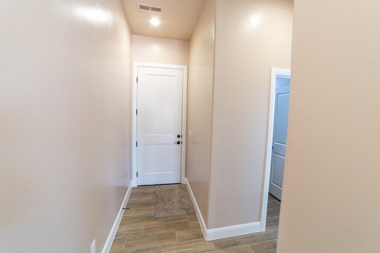 3090 W 550 N - Photo 4 of 17