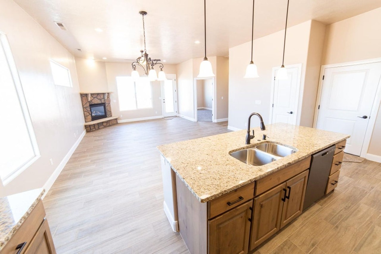 3090 W 550 N - Photo 5 of 17