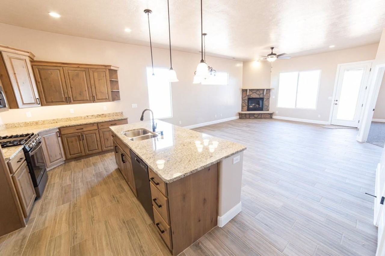 3090 W 550 N - Photo 6 of 17