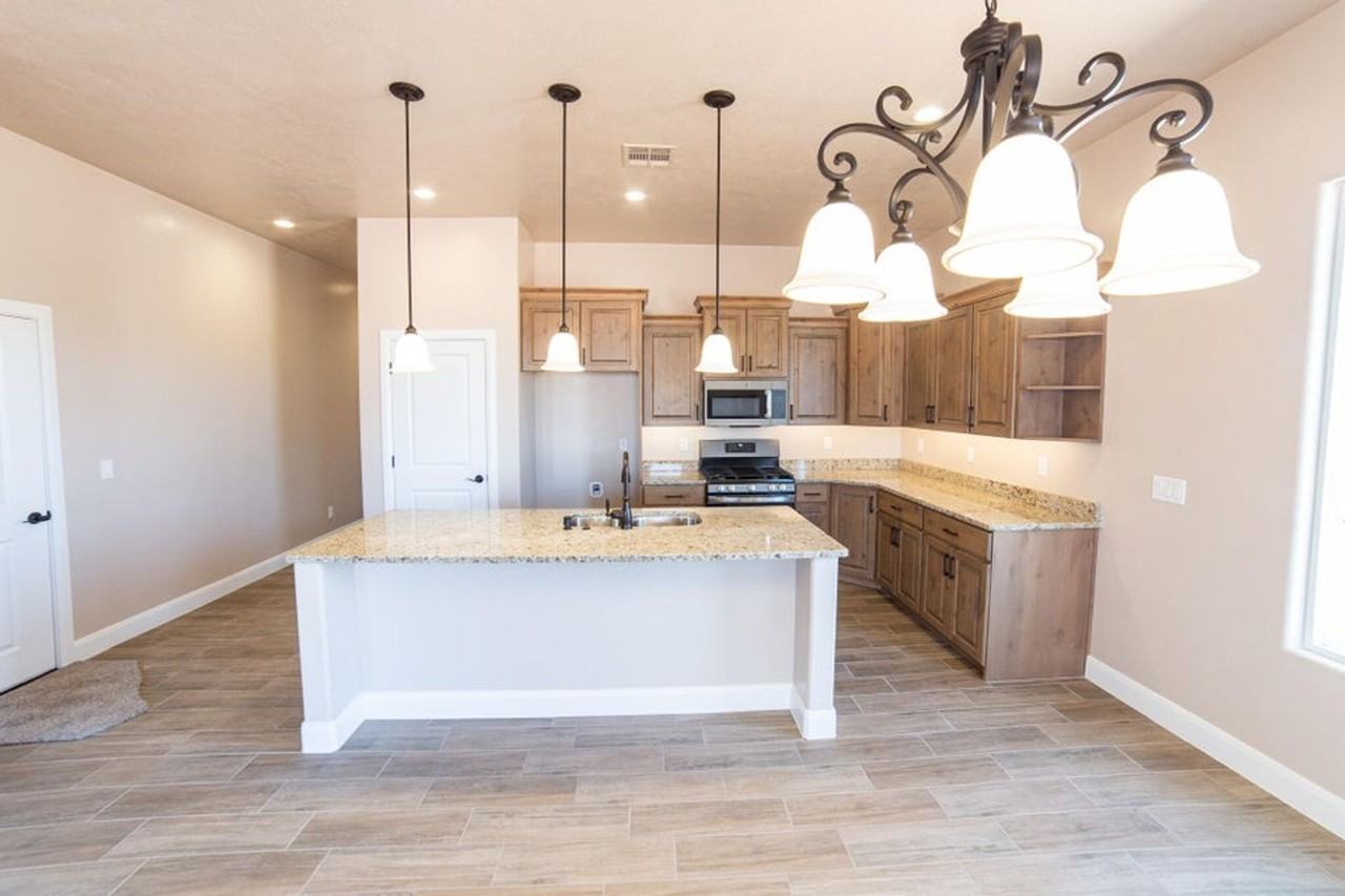 3090 W 550 N - Photo 7 of 17