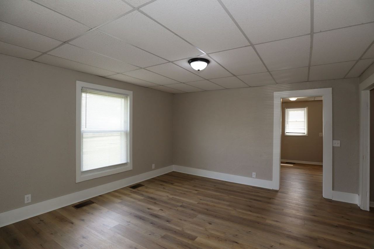 917 W Jackson St - Photo 6 of 19