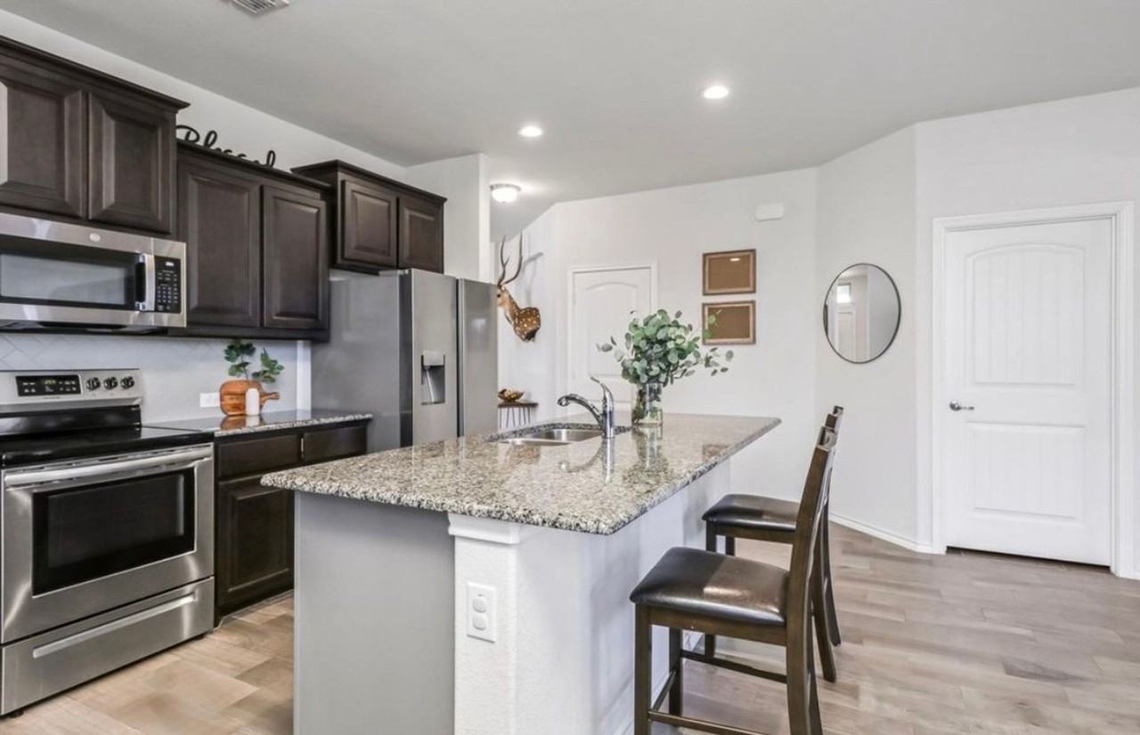 1831 Creekwood Dr - Photo 4 of 27