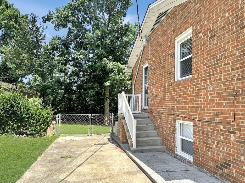 120 Eastway Ln - Photo 2 of 18
