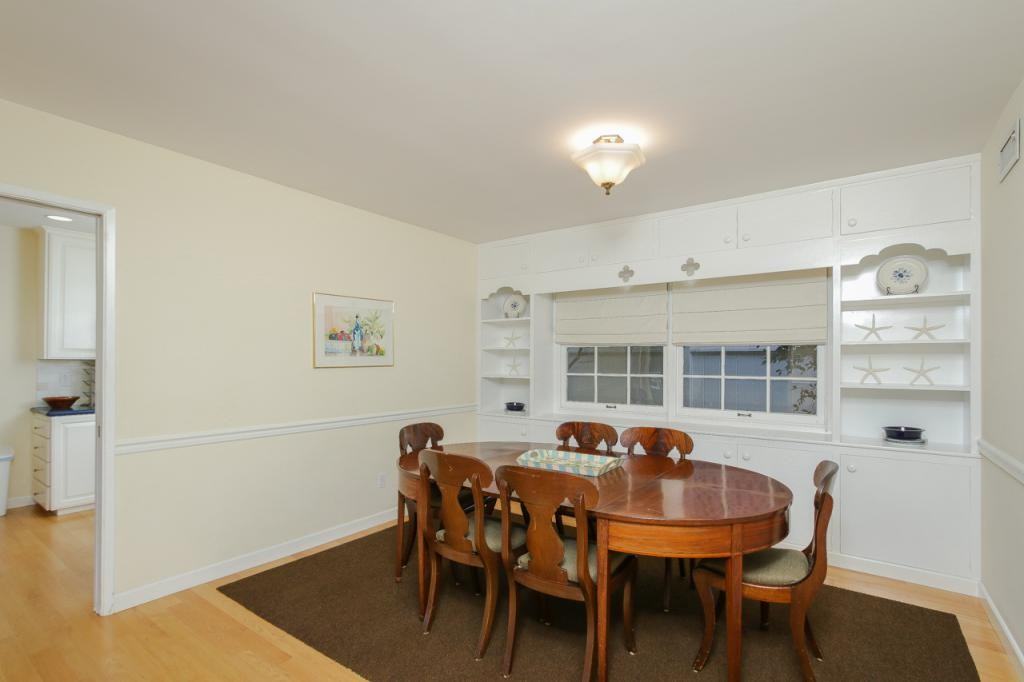 1045 Adella Ave - Photo 4 of 25