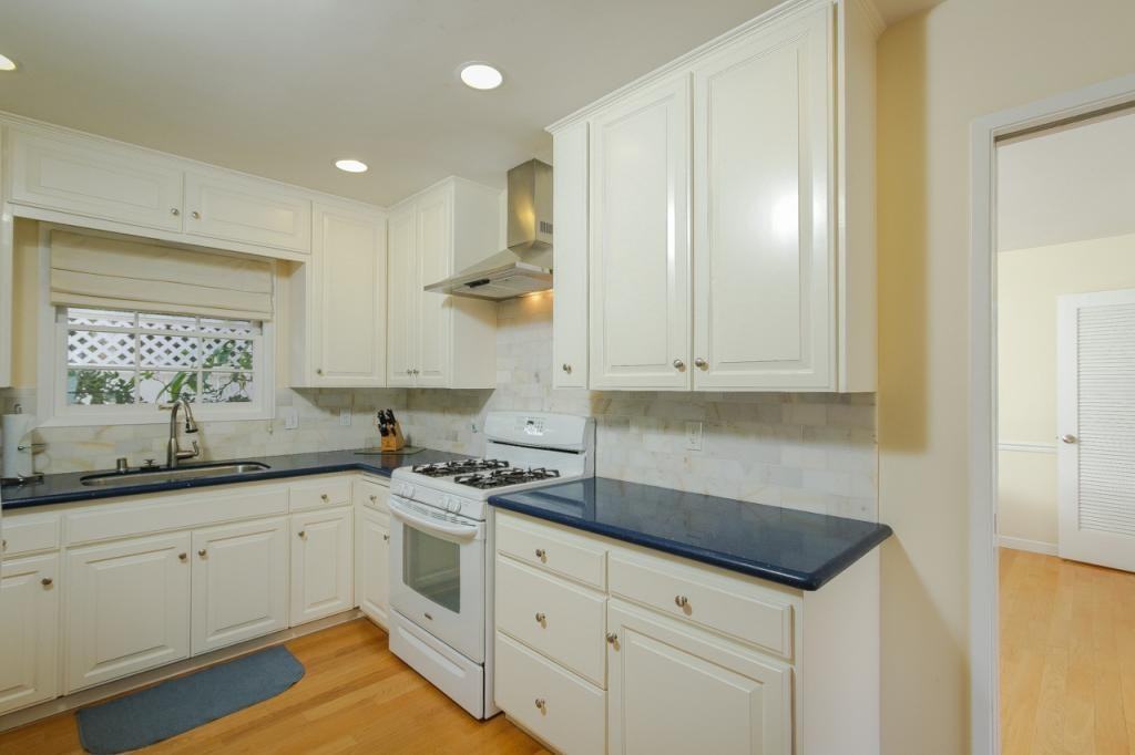 1045 Adella Ave - Photo 5 of 25