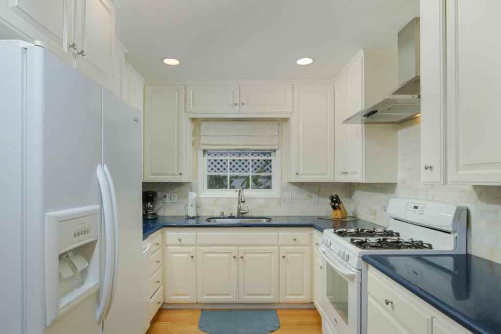 1045 Adella Ave - Photo 6 of 25