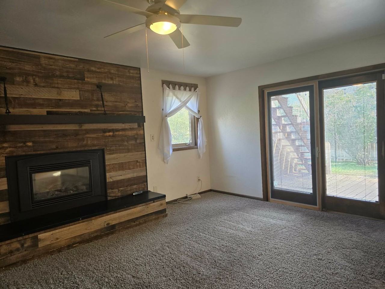 711 W 53rd St - Photo 5 of 27