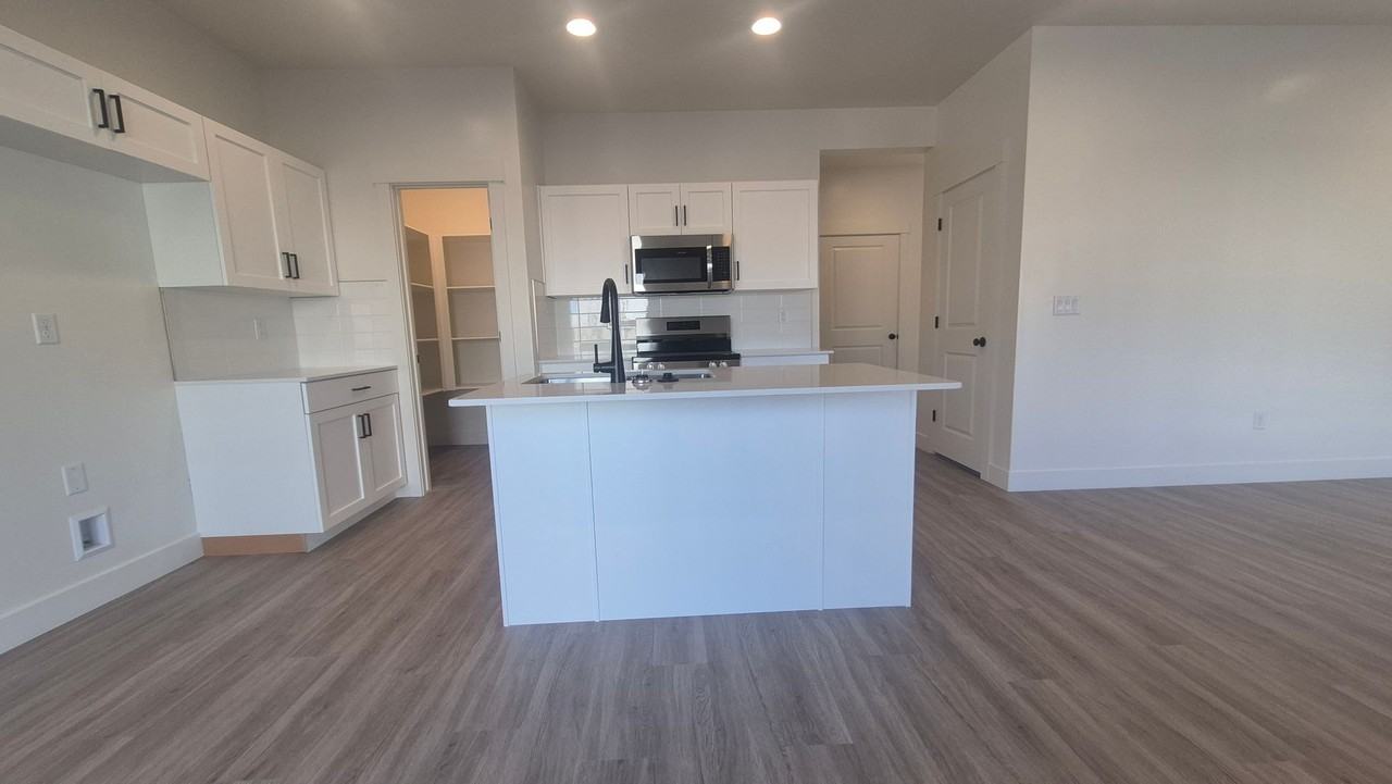 5677 S Weehawken Ln - Photo 3 of 24