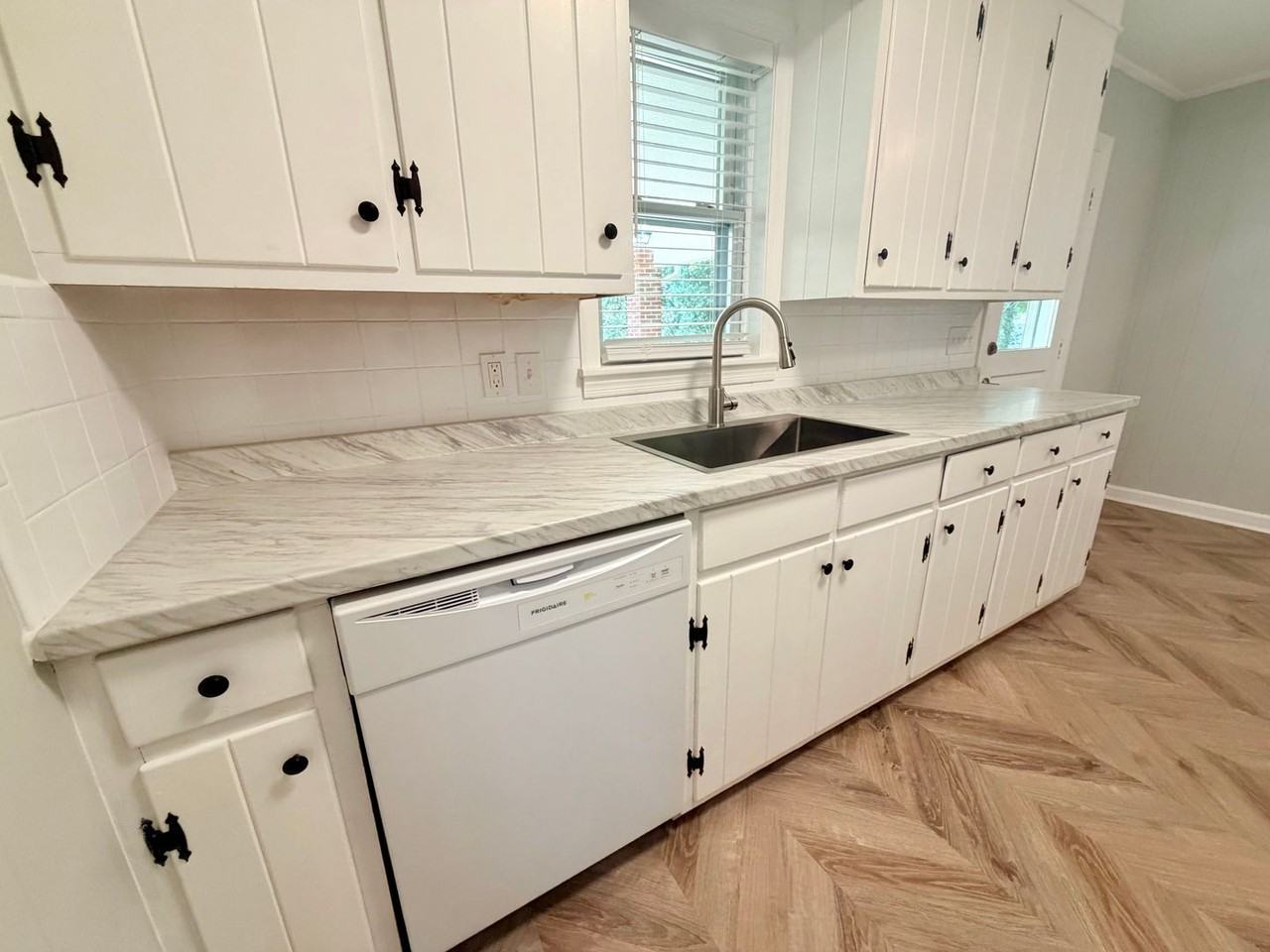 614 Walker St - Photo 3 of 17
