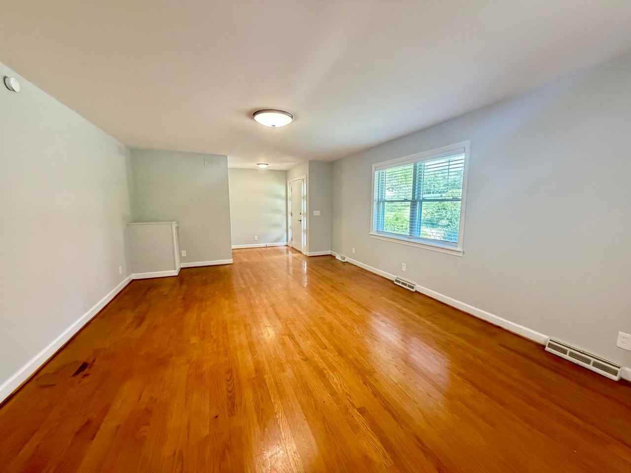 614 Walker St - Photo 5 of 17