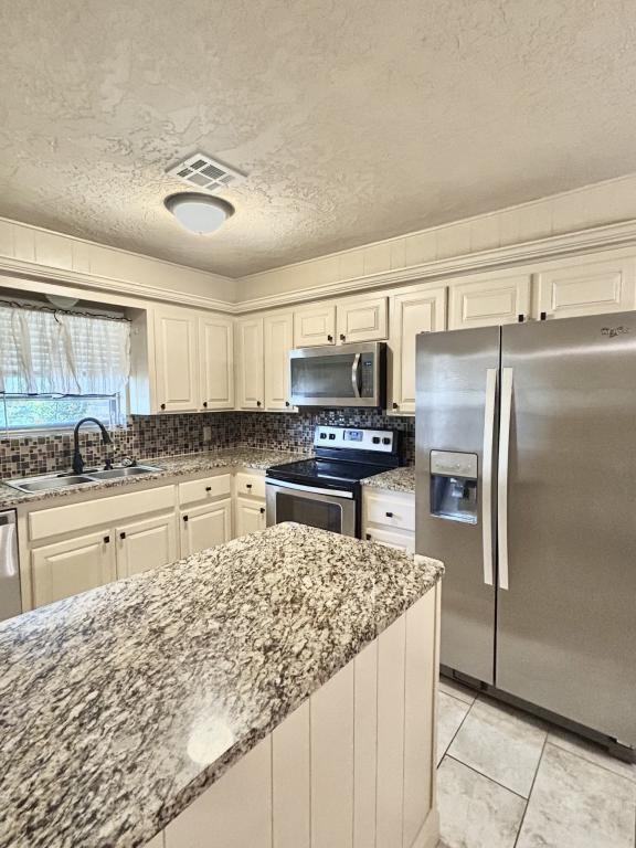 7211 Nw Kingsbury Ave - Photo 2 of 10