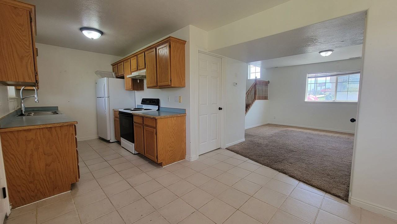 655 N 800 E - Photo 2 of 5