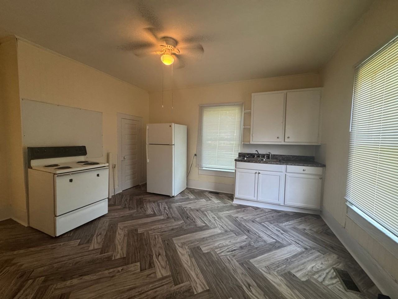 622 Woodlawn Ave - Photo 3 of 7
