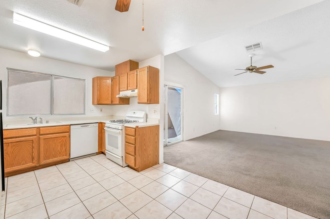 4656 Bumblebee Cir - Photo 7 of 19