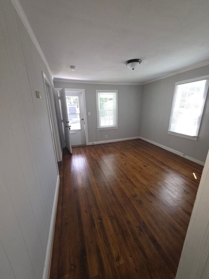 321 W 23rd St - Photo 2 of 7