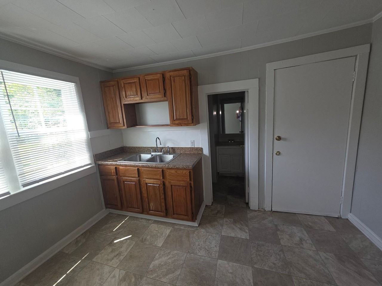 321 W 23rd St - Photo 3 of 7
