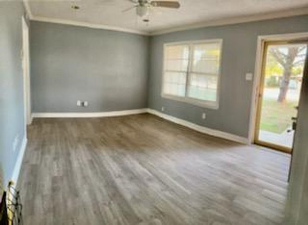 1311 39th St - Photo 3 of 12