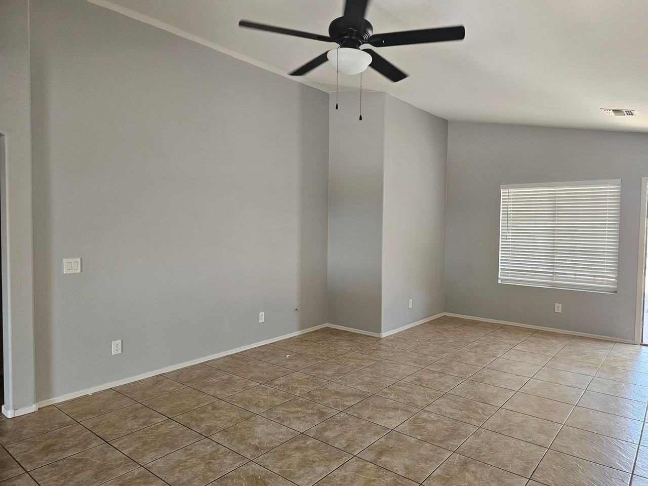 19042 N Toledo Ave - Photo 3 of 23