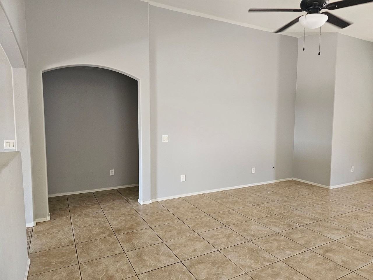 19042 N Toledo Ave - Photo 4 of 23