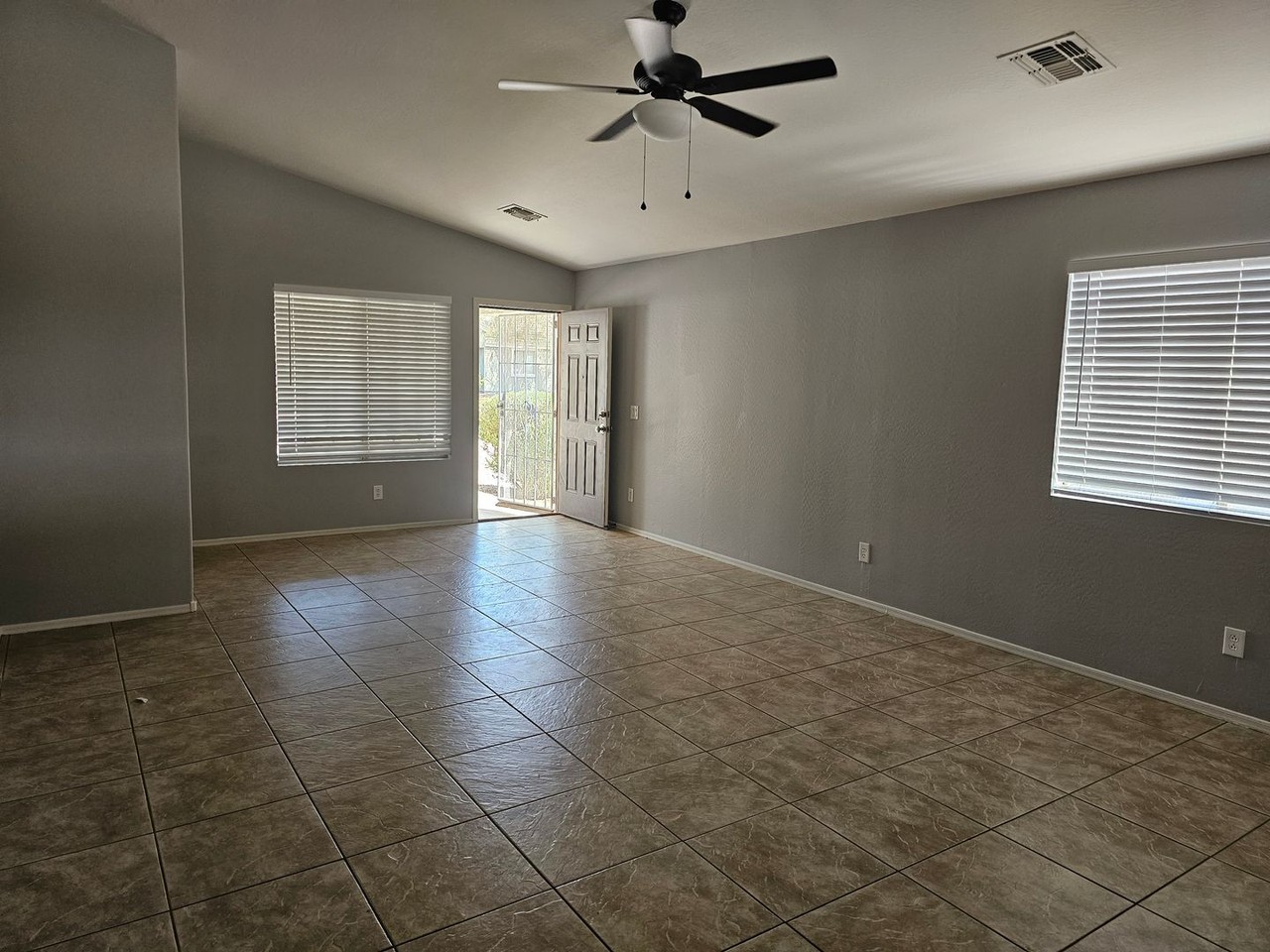 19042 N Toledo Ave - Photo 7 of 23