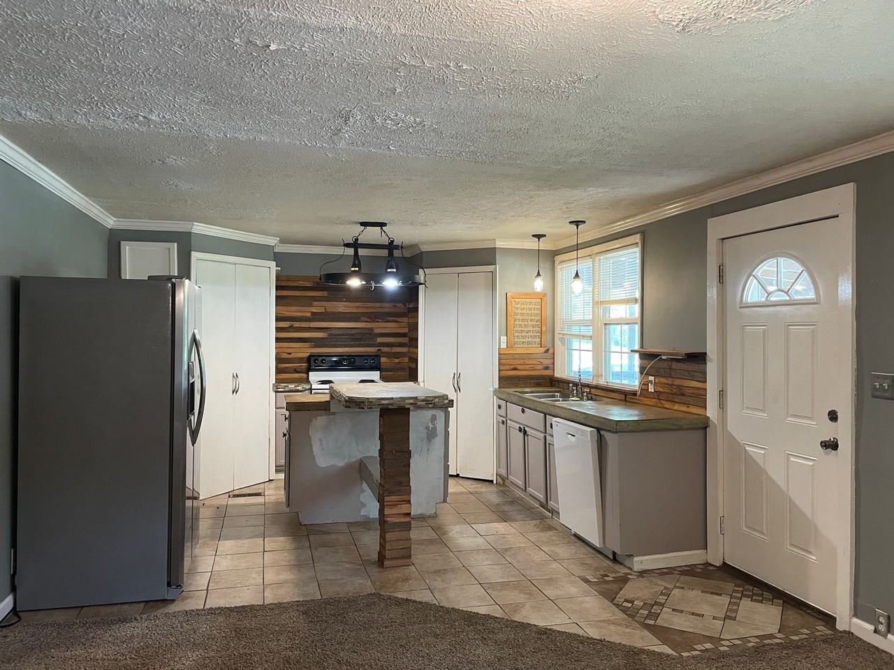 210 Jerry Rd - Photo 5 of 35