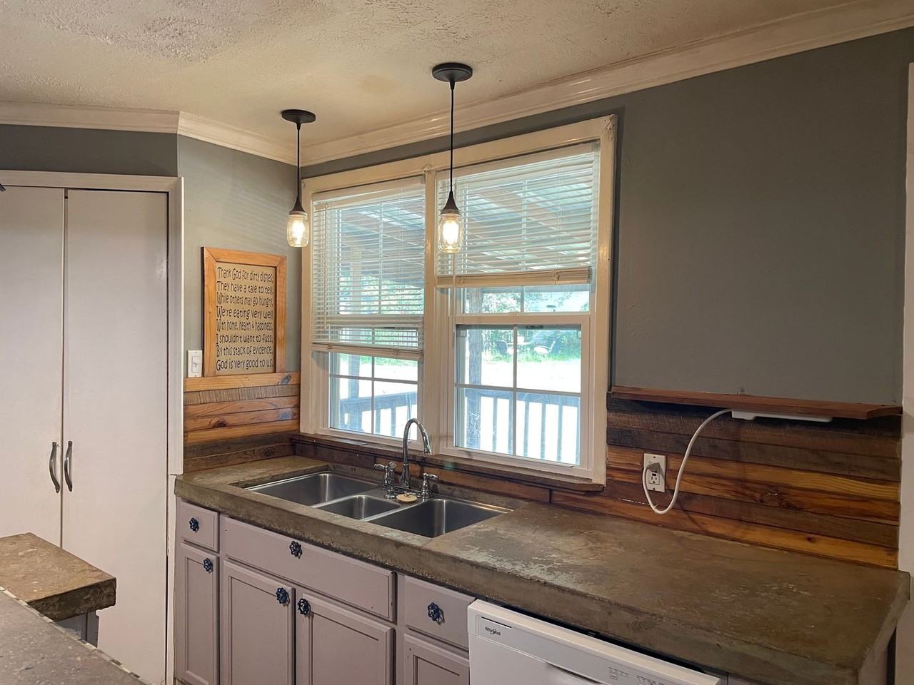 210 Jerry Rd - Photo 6 of 35