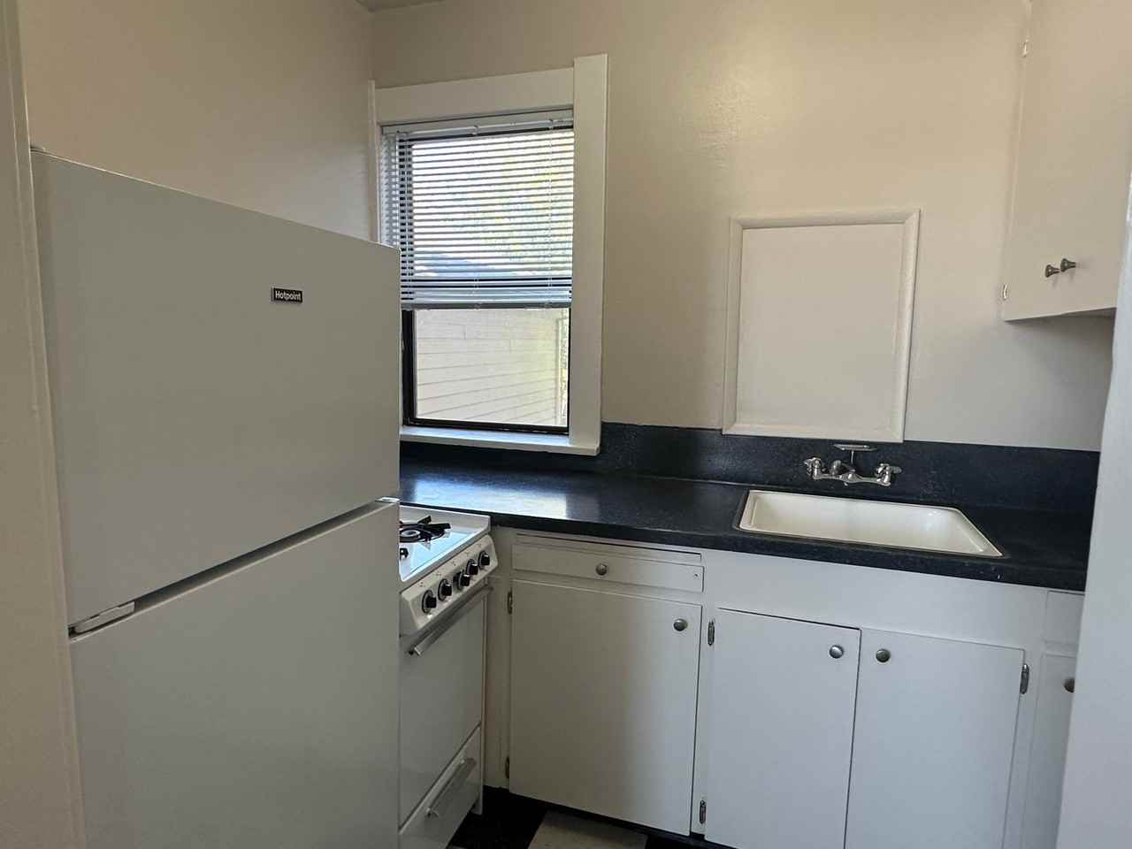 Wellesley Court Apartments - Photo 3 of 21