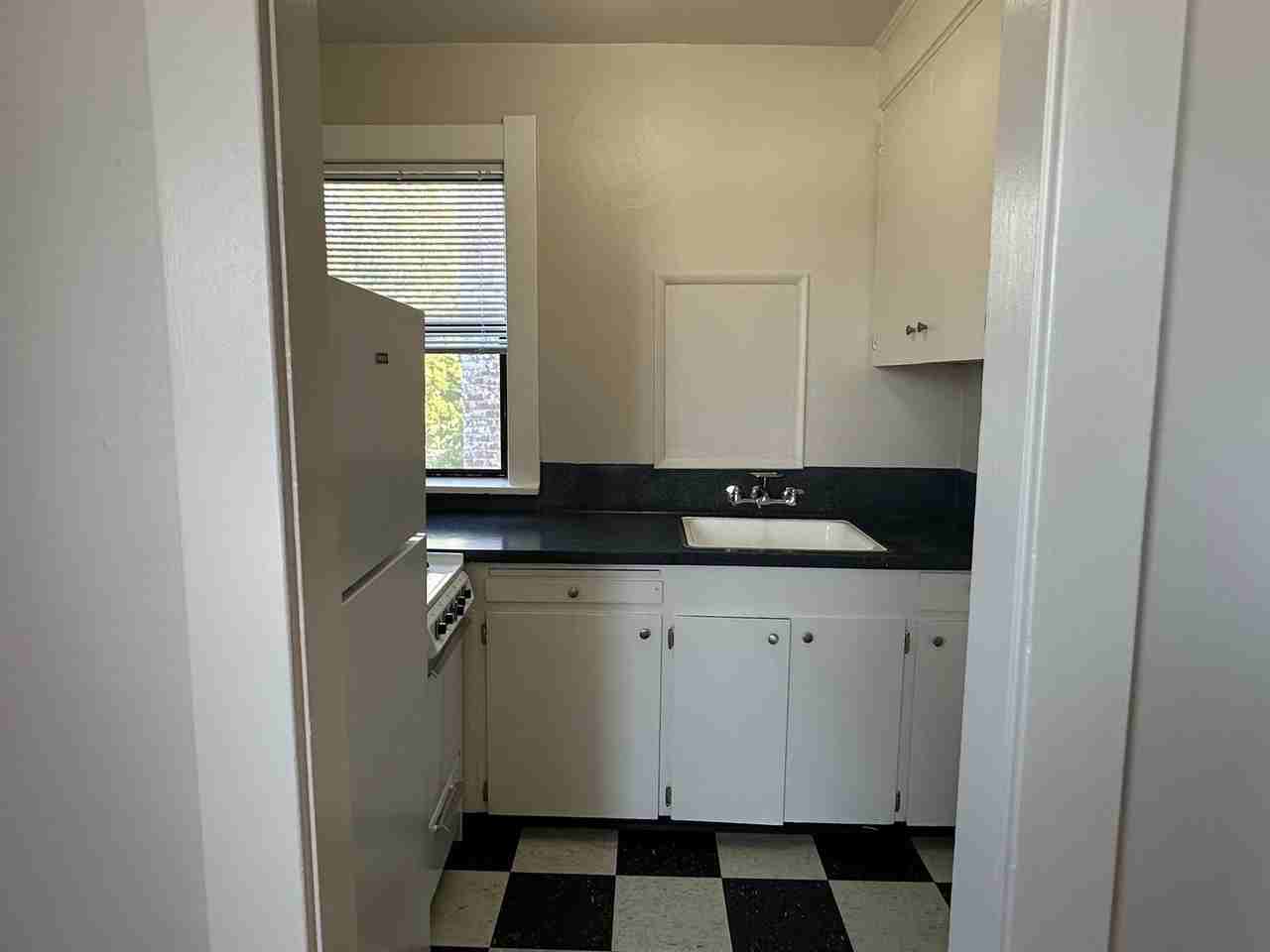 Wellesley Court Apartments - Photo 4 of 21