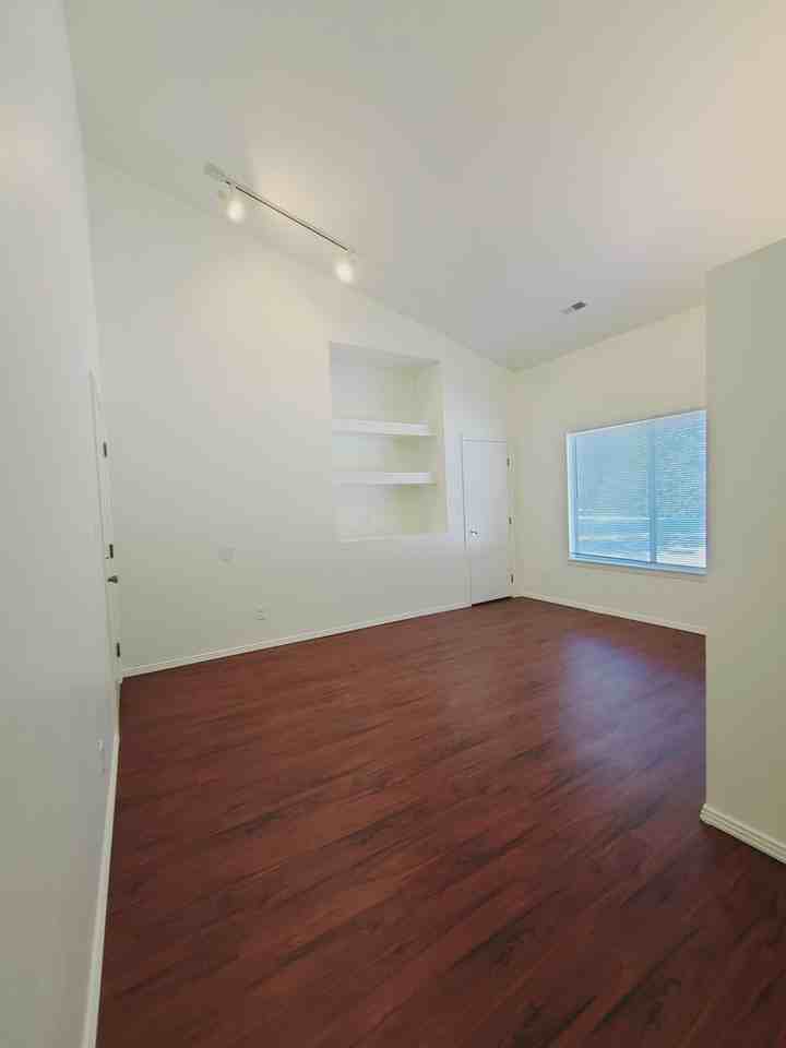 606 W Hays St #B - Photo 2 of 15