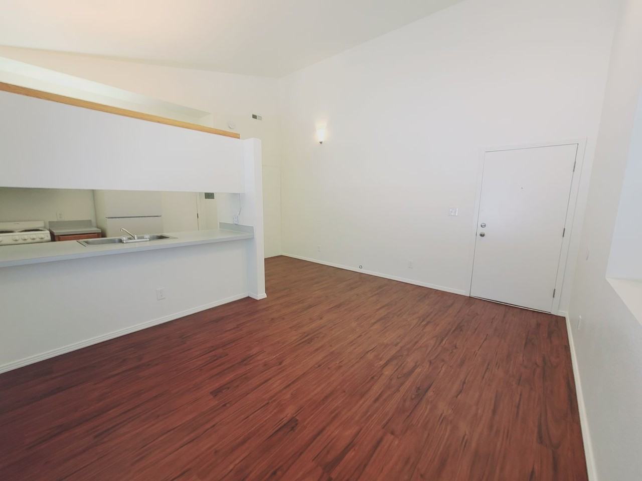 606 W Hays St #B - Photo 4 of 15