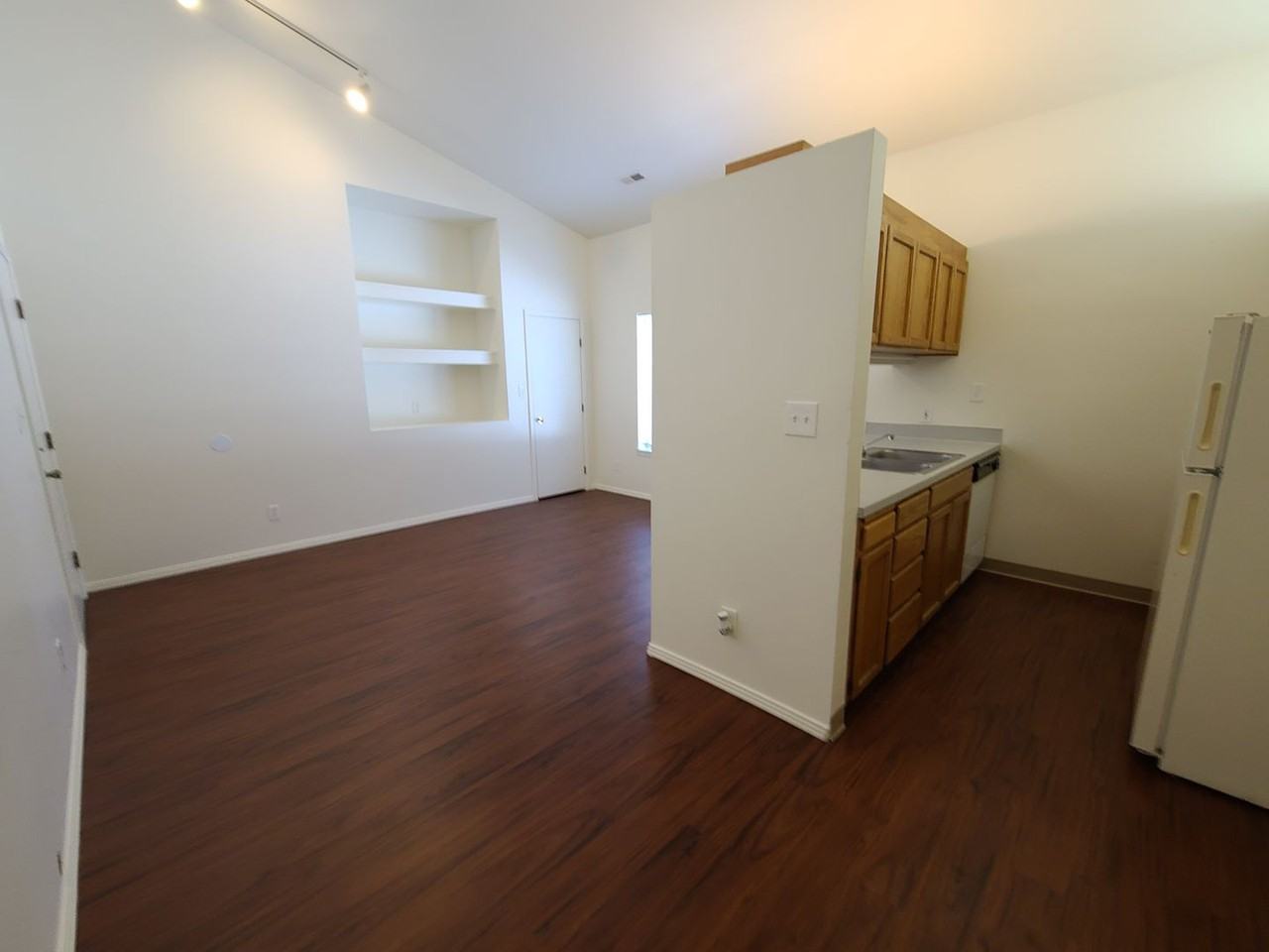 606 W Hays St #B - Photo 5 of 15