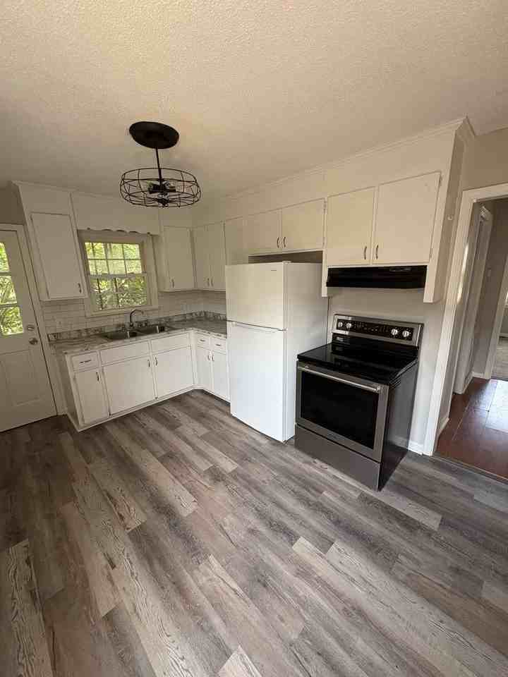 102 Bruce St - Photo 2 of 6