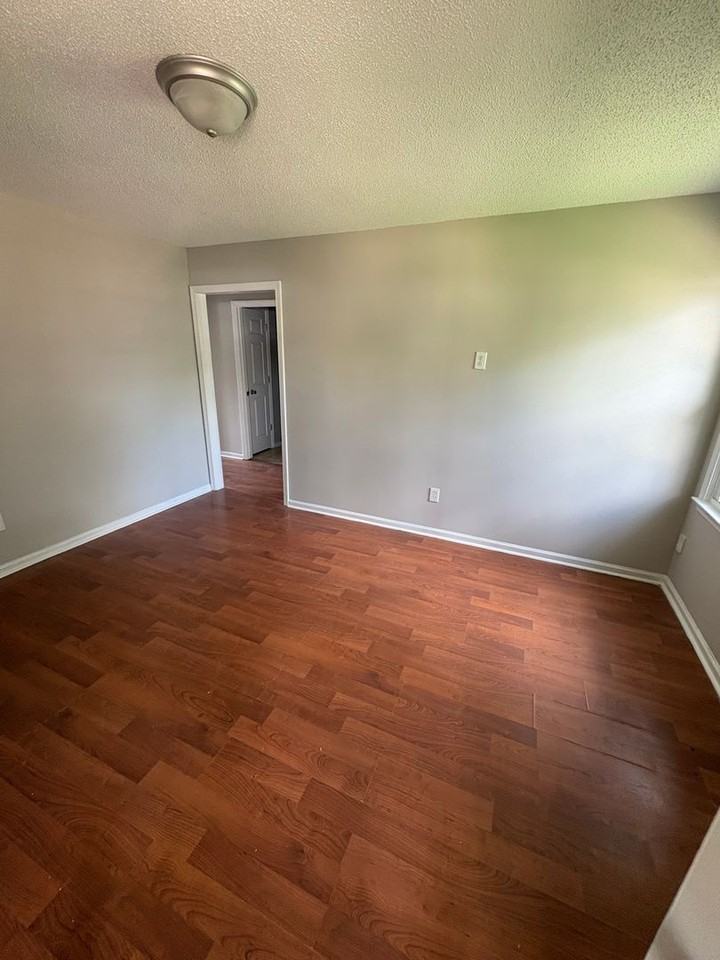 102 Bruce St - Photo 3 of 6