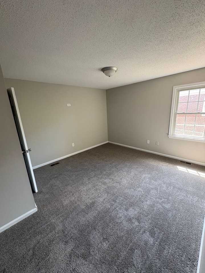 102 Bruce St - Photo 5 of 6