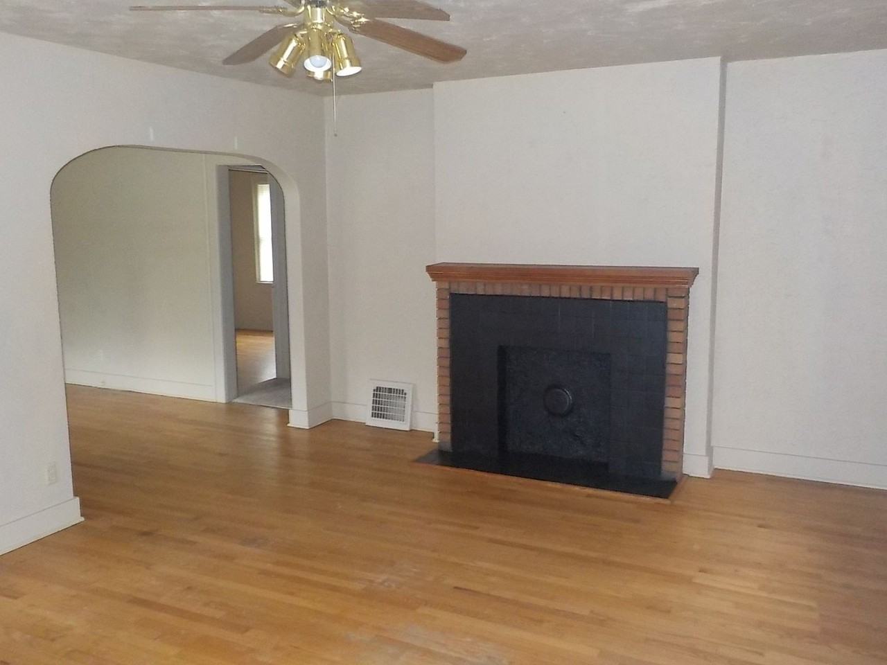 908 N Madison St - Photo 2 of 13