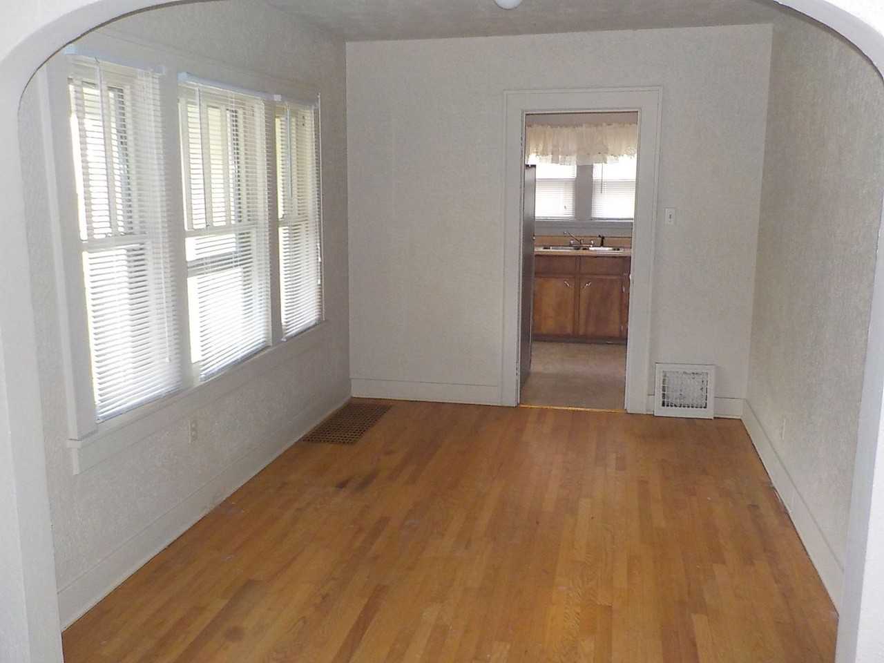 908 N Madison St - Photo 4 of 13