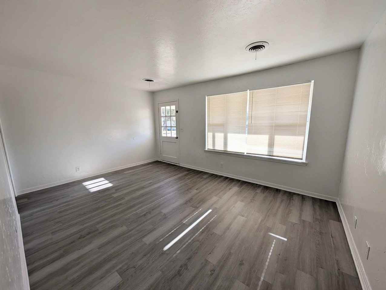 416 E Jarman Dr - Photo 3 of 15