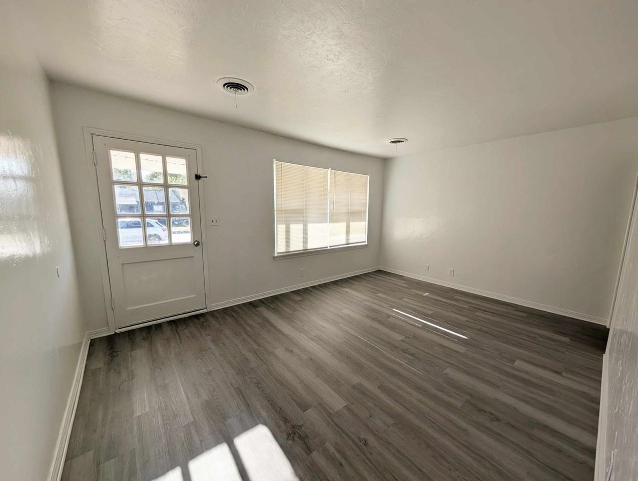 416 E Jarman Dr - Photo 4 of 15