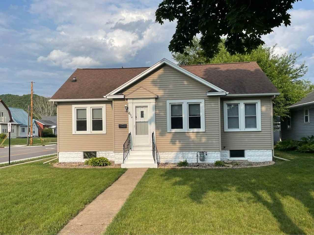 654 22nd St N - Photo 2 of 27