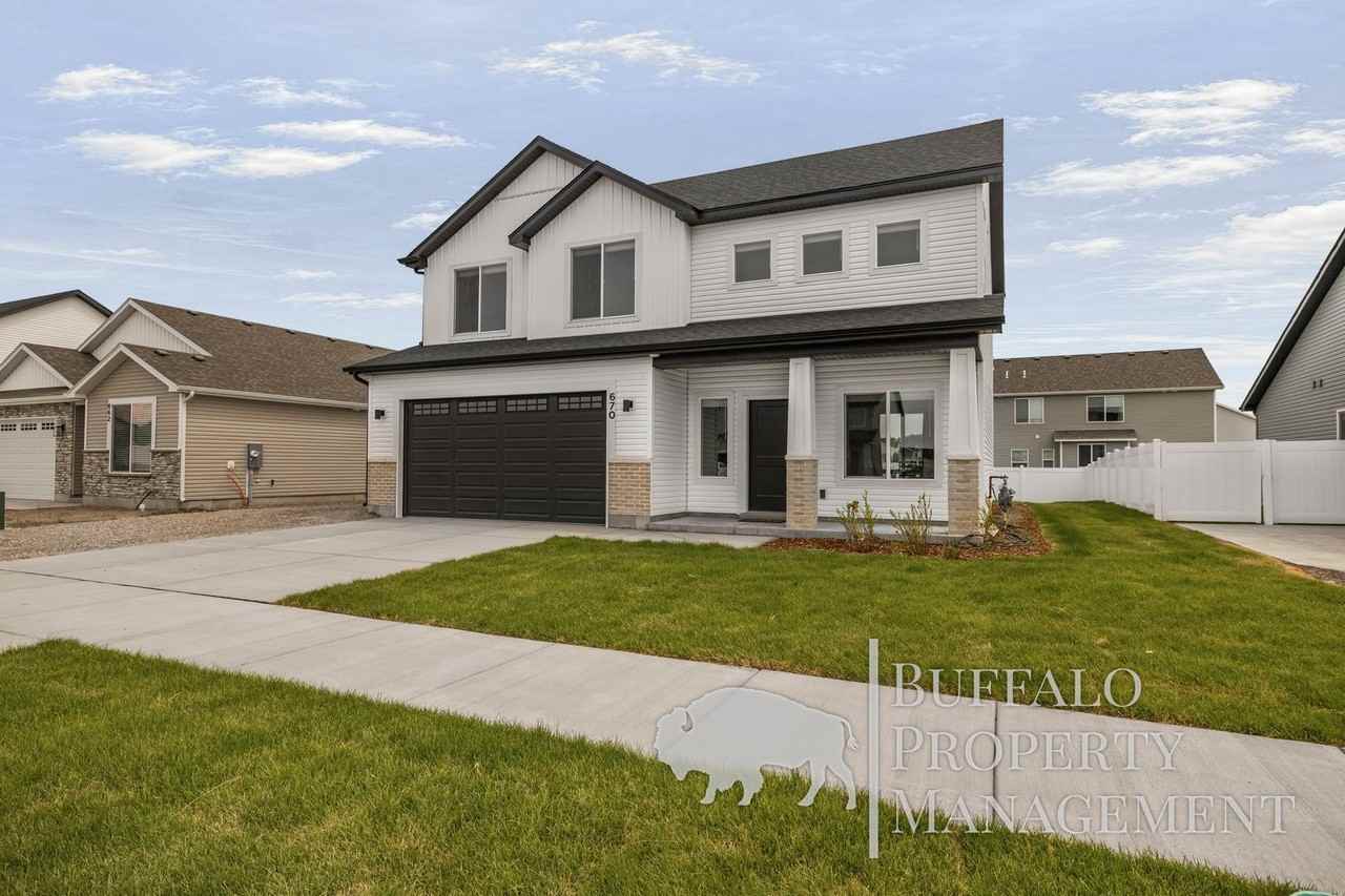670 S 2315 W - Photo 3 of 50