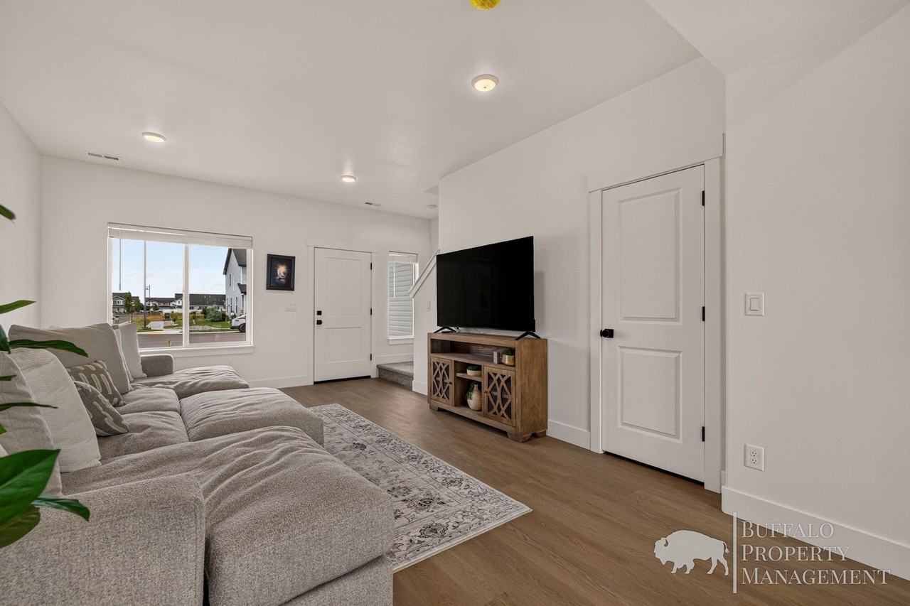 670 S 2315 W - Photo 4 of 50