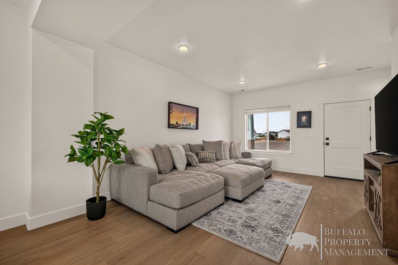 670 S 2315 W - Photo 5 of 50