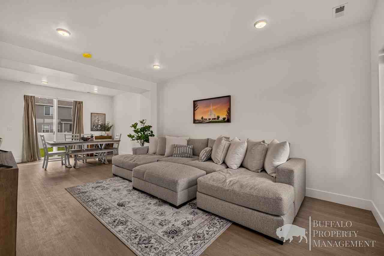 670 S 2315 W - Photo 7 of 50