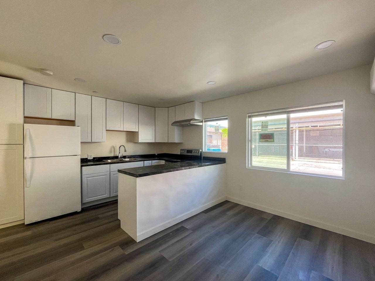 702 S Walnut St - Photo 4 of 14