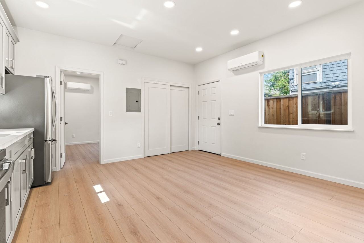 1364A E 27th St - Photo 3 of 10