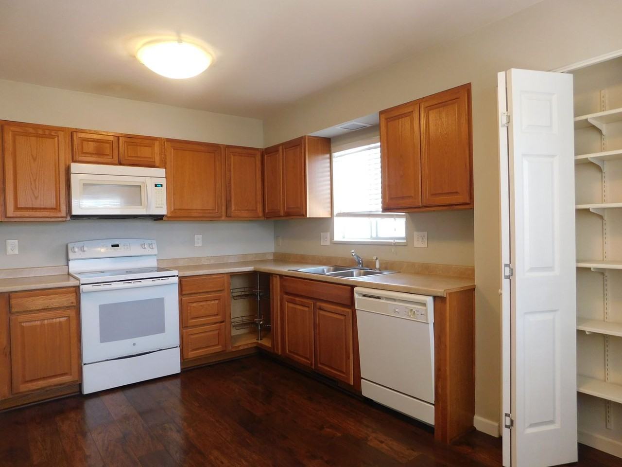 1318 Bunting Ave - Photo 7 of 19